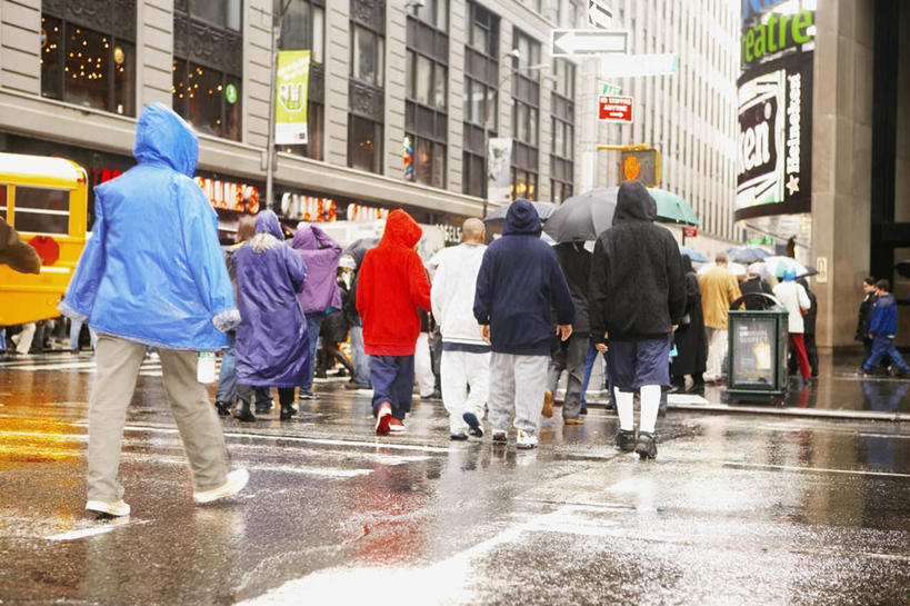 西方人,家,走,横图,室外,白天,仰视,度假,美景,雨,暴雨,大雨,窗户,城市风光,城市,道路,路,人行横道,公路,欧洲,纽约,美国,欧洲人,房屋,墙,屋子,景观,公寓,人行道,交通,许多人,娱乐,洋房,楼房,玻璃窗,墙壁,墙面,住宅,一群人,享受,休闲,景色,放松,保暖,细雨,北美,北美洲,防寒,御寒,雨衣,人行横道线,美洲,透气,防水,纽约州,帝国之州,帝国州,北亚美利加洲,亚美利加洲,冲锋服,冲锋衣,防潮,户外用品,男人,男性,年轻男性,年轻女性,女人,女性,白种人,小雨,斑马线,马路,步行,散步,走路,彩图,低角度拍摄,全身,房子