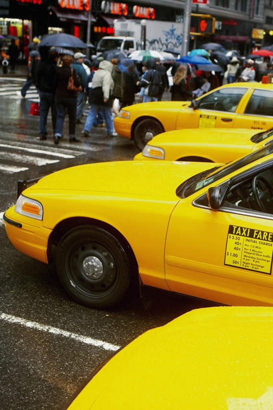 西方人,商店,走,竖图,室外,白天,正面,购物,度假,消费,美景,雨,暴雨,大雨,城市风光,超市,城市,道路,路,人行横道,商场,公路,出租车,汽车,欧洲,纽约,美国,欧洲人,行人,游客,游人,服装,伞,雨伞,遮阳伞,景观,人行道,交通,许多人,娱乐,阳伞,路人,旅客,车,衣服,交通工具,轿车,一群人,享受,休闲,景色,放松,金融,百货,服饰,细雨,北美,太阳伞,北美洲,衣着,穿着,载具,的士,人行横道线,美洲,计程车,选购,贸易,百货公司,纽约州,帝国之州,帝国州,北亚美利加洲,亚美利加洲,血拼,衣饰,过客,男人,男性,年轻男性,年轻女性,女人,女性,白种人,小雨,斑马线,马路,步行,散步,走路,彩图,全身,购物商场,购物中心,商业中心