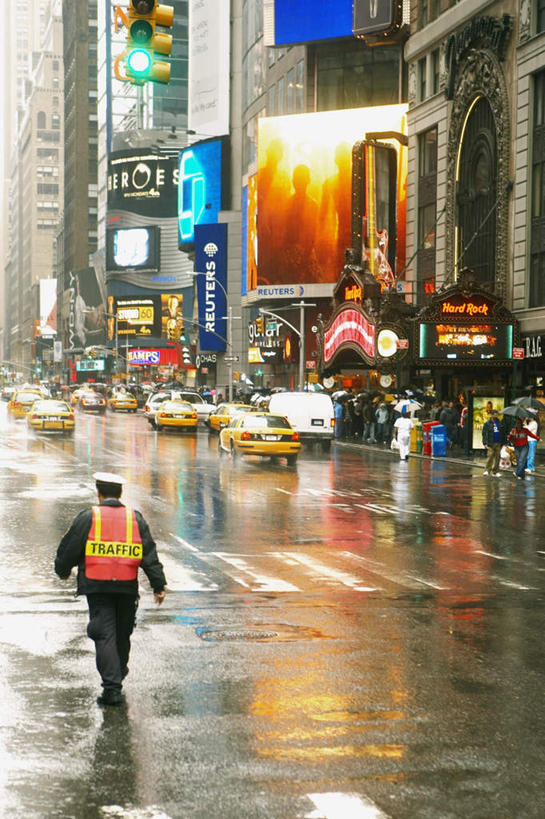 西方人,一个人,警察,警卫,家,高楼大厦,商店,走,竖图,俯视,室外,白天,工作服,制服,购物,消费,雨,暴雨,大雨,超市,大厦,道路,建筑,路,摩天大楼,人行横道,商场,公路,汽车,欧洲,纽约,美国,欧洲人,仅一个男性,仅一个人,房屋,屋子,公寓,人行道,交通,洋房,楼房,住宅,车,仅一个年轻男性,楼宇,交通工具,轿车,金融,百货,细雨,北美,北美洲,载具,人行横道线,美洲,选购,贸易,百货公司,纽约州,帝国之州,帝国州,北亚美利加洲,亚美利加洲,血拼,工作制服,男人,男性,年轻男性,白种人,保安,警卫员,看守,卫兵,小雨,斑马线,马路,步行,散步,走路,彩图,高角度拍摄,全身,工作套服,房子,大楼,高层建筑,高楼,购物商场,购物中心,摩天楼,商业中心,安全服,反光背心,反光服,反光衣