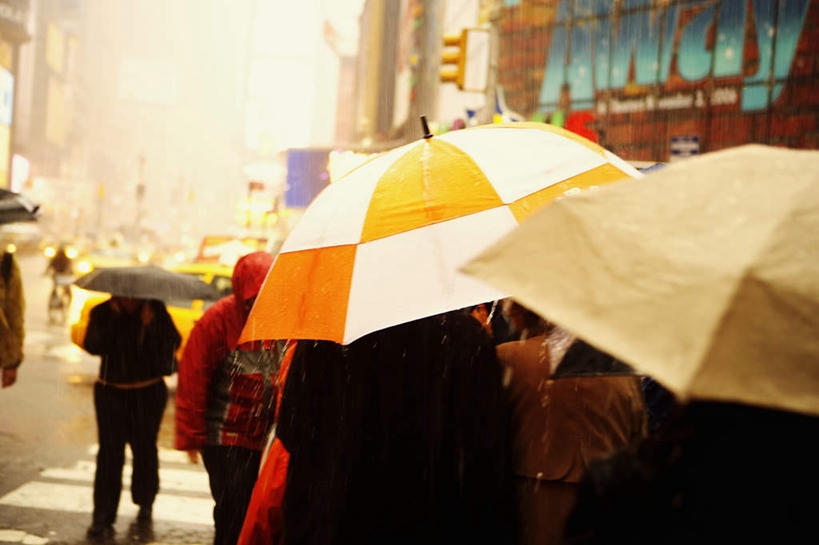 西方人,家,走,横图,室外,白天,正面,度假,美景,雨,暴雨,大雨,城市风光,城市,道路,路,人行横道,公路,汽车,欧洲,纽约,美国,欧洲人,行人,游客,游人,握,服装,朦胧,模糊,伞,雨伞,遮阳伞,房屋,屋子,景观,公寓,人行道,交通,许多人,拿,拿着,娱乐,阳伞,洋房,楼房,路人,旅客,住宅,车,衣服,交通工具,轿车,一群人,享受,休闲,景色,放松,握着,服饰,细雨,北美,太阳伞,北美洲,衣着,穿着,载具,人行横道线,美洲,纽约州,帝国之州,帝国州,北亚美利加洲,亚美利加洲,衣饰,过客,男人,男性,年轻男性,年轻女性,女人,女性,白种人,小雨,斑马线,马路,步行,散步,走路,半身,彩图,房子