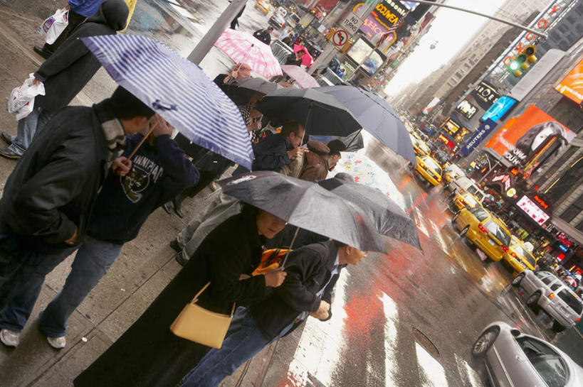 西方人,家,高楼大厦,站,横图,室外,白天,正面,度假,美景,雨,暴雨,大雨,城市风光,城市,大厦,道路,建筑,路,摩天大楼,人行横道,公路,出租车,汽车,欧洲,纽约,美国,欧洲人,行人,游客,游人,握,服装,包,皮包,伞,雨伞,遮阳伞,房屋,屋子,景观,公寓,人行道,交通,许多人,拿,拿着,娱乐,阳伞,洋房,楼房,路人,旅客,住宅,车,衣服,楼宇,交通工具,轿车,站着,一群人,享受,休闲,景色,放松,握着,服饰,细雨,单肩包,北美,太阳伞,北美洲,衣着,穿着,载具,的士,人行横道线,美洲,计程车,纽约州,帝国之州,帝国州,北亚美利加洲,亚美利加洲,衣饰,过客,男人,男性,年轻男性,年轻女性,女人,女性,白种人,小雨,斑马线,马路,站立,半身,彩图,房子,大楼,高层建筑,高楼,摩天楼