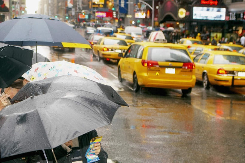 西方人,家,站,横图,室外,白天,侧面,度假,美景,雨,暴雨,大雨,城市风光,城市,道路,路,人行横道,公路,出租车,汽车,欧洲,纽约,美国,欧洲人,行人,游客,游人,握,服装,伞,雨伞,遮阳伞,房屋,屋子,景观,公寓,人行道,交通,许多人,拿,拿着,娱乐,阳伞,洋房,楼房,路人,旅客,住宅,车,衣服,交通工具,轿车,站着,一群人,享受,休闲,景色,放松,握着,服饰,细雨,北美,太阳伞,北美洲,衣着,穿着,载具,的士,人行横道线,美洲,计程车,纽约州,帝国之州,帝国州,北亚美利加洲,亚美利加洲,衣饰,过客,男人,男性,年轻男性,年轻女性,女人,女性,白种人,小雨,斑马线,马路,站立,半身,彩图,房子