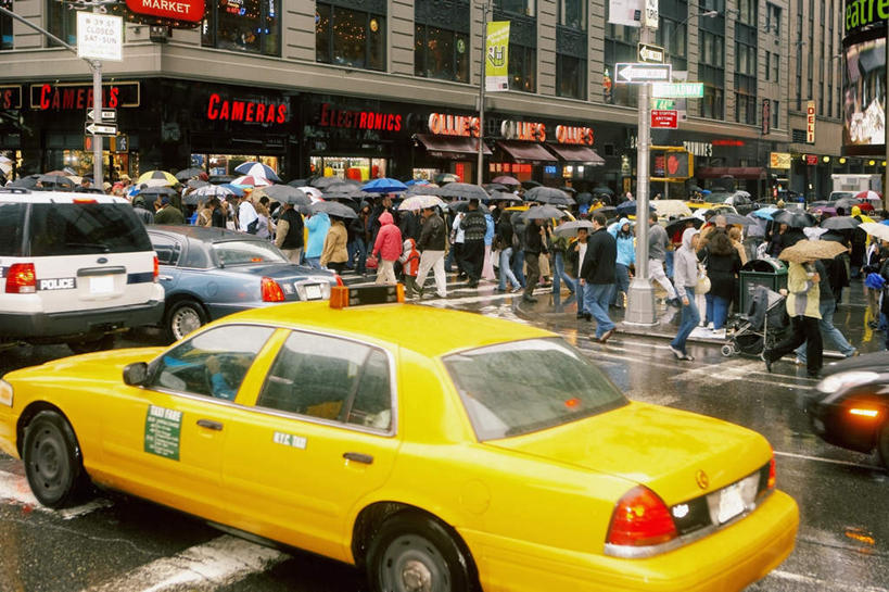 西方人,家,走,横图,室外,白天,正面,度假,美景,雨,暴雨,大雨,城市风光,城市,道路,路,人行横道,公路,出租车,汽车,欧洲,纽约,美国,欧洲人,行人,游客,游人,握,服装,伞,雨伞,遮阳伞,房屋,屋子,景观,公寓,人行道,交通,许多人,拿,拿着,娱乐,阳伞,洋房,楼房,路人,旅客,住宅,车,衣服,交通工具,轿车,一群人,享受,休闲,景色,放松,握着,服饰,细雨,北美,太阳伞,北美洲,衣着,穿着,载具,的士,人行横道线,美洲,计程车,纽约州,帝国之州,帝国州,北亚美利加洲,亚美利加洲,衣饰,过客,男人,男性,年轻男性,年轻女性,女人,女性,白种人,小雨,斑马线,马路,步行,散步,走路,彩图,全身,房子