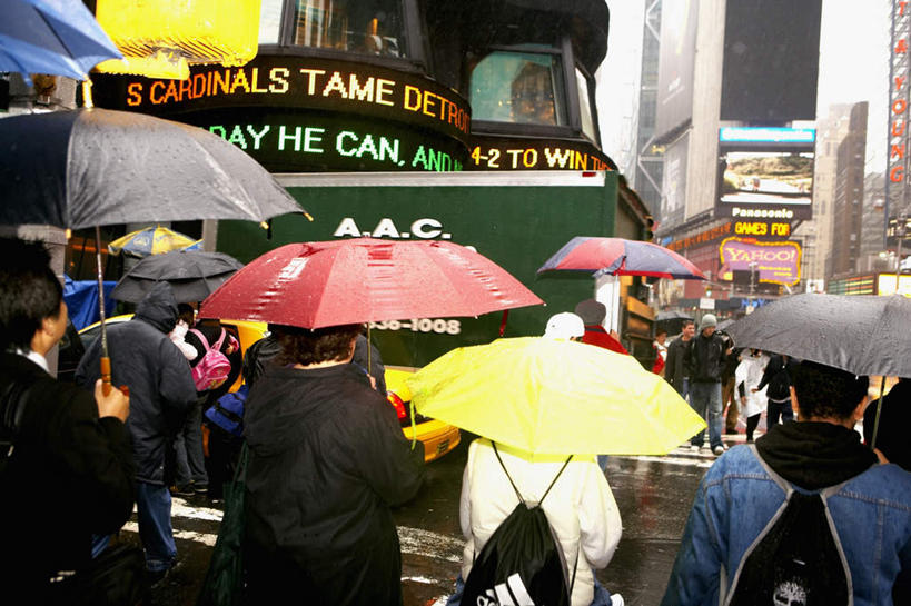 西方人,家,走,横图,室外,白天,度假,美景,雨,暴雨,大雨,城市风光,城市,道路,路,人行横道,公路,出租车,汽车,欧洲,纽约,美国,欧洲人,行人,游客,游人,握,服装,英文,标志,伞,文字,雨伞,遮阳伞,字符,字母,房屋,屋子,景观,公寓,人行道,交通,许多人,拿,拿着,娱乐,标识,阳伞,洋房,楼房,路人,旅客,住宅,车,背面,衣服,交通工具,轿车,一群人,享受,休闲,景色,放松,握着,服饰,英文字母,细雨,北美,太阳伞,北美洲,衣着,穿着,载具,的士,人行横道线,美洲,计程车,纽约州,帝国之州,帝国州,北亚美利加洲,亚美利加洲,衣饰,过客,男人,男性,年轻男性,年轻女性,女人,女性,白种人,小雨,斑马线,马路,步行,散步,走路,半身,彩图,房子