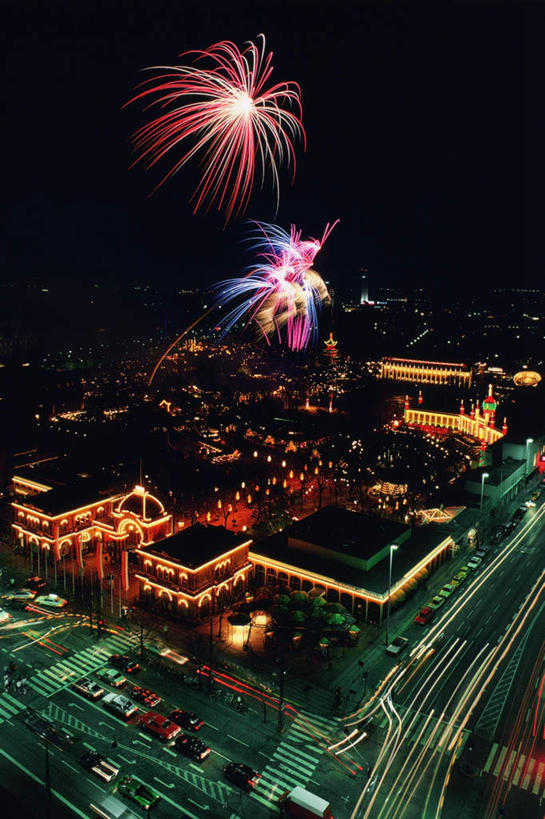 无人,家,竖图,俯视,彩色,室外,夜晚,度假,美景,城市风光,城市,道路,路,霓虹灯,烟火,夜景,公路,汽车,丹麦,欧洲,阴影,光线,影子,房屋,屋子,景观,公寓,灯光,七彩,交通,首都,娱乐,光源,洋房,楼房,霓虹,住宅,车,灯,焰火,交通工具,轿车,享受,休闲,景色,放松,壮丽,照明设备,载具,北欧,礼花,烂漫,氖灯,花炮,礼花炮,丹麦王国,灿艳,绮丽,蒂沃利公园,哥本哈根,西兰岛,绚丽,烟花,马路,彩图,高角度拍摄,房子
