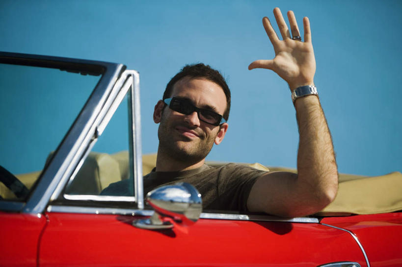 西方人,一个人,坐,举,笑,微笑,横图,室外,白天,正面,安全,窗户,镜子,汽车,欧洲,欧洲人,仅一个男性,仅一个人,仅一个中年男性,阴影,服装,时间,反射,光线,墨镜,时钟,手表,眼镜,影子,跑车,计时,挥手,注视,休闲装,再见,玻璃窗,车,衣服,蓝色,蓝天,天空,阳光,车窗,太阳镜,太阳眼镜,钟表,交通工具,天,观察,看,手势,托,招手,休闲,休闲服,表,遮阳镜,服饰,后视镜,晴朗,告别,观看,腕表,镜像,察看,生命,镜面,关注,载具,摆动,敞篷跑车,离别,万里无云,光学,侧视镜,辞行,男人,男性,中年男性,白种人,钟,晴空,晴空万里,举起,举手,举着,向上举,向上伸,向上托,坐着,半身,彩图