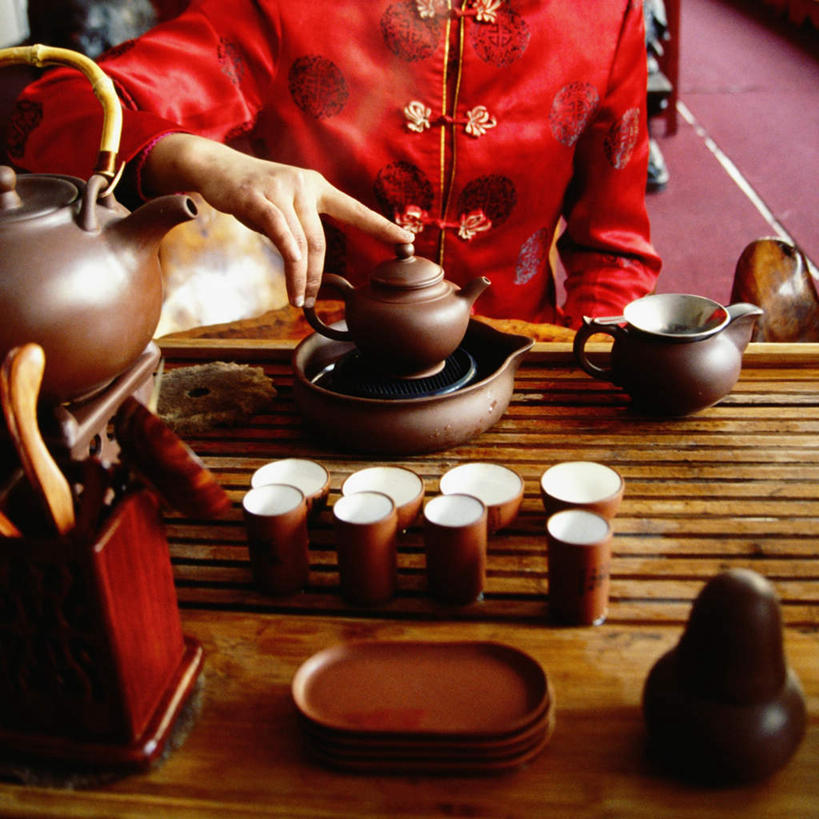 东方人,一个人,坐,方图,俯视,室内,白天,民族服装,绘画,幸福,茶,杯子,亚洲,仅一个年轻女性,仅一个女性,仅一个人,一排,许多,握,阴影,整齐,反射,彩绘,瓷器,壶,影子,陶瓷,茶叶,黄种人,娱乐,水壶,排列,红色,茶壶,容器,水杯,享受,休闲,温馨,放松,乐趣,握着,陶艺,提神,舒适,队列,醒脑,彩釉,年轻女性,女人,女性,亚洲人,茶杯,画画,坐着,半身,彩图,高角度拍摄,传统服装,民俗服,唐装