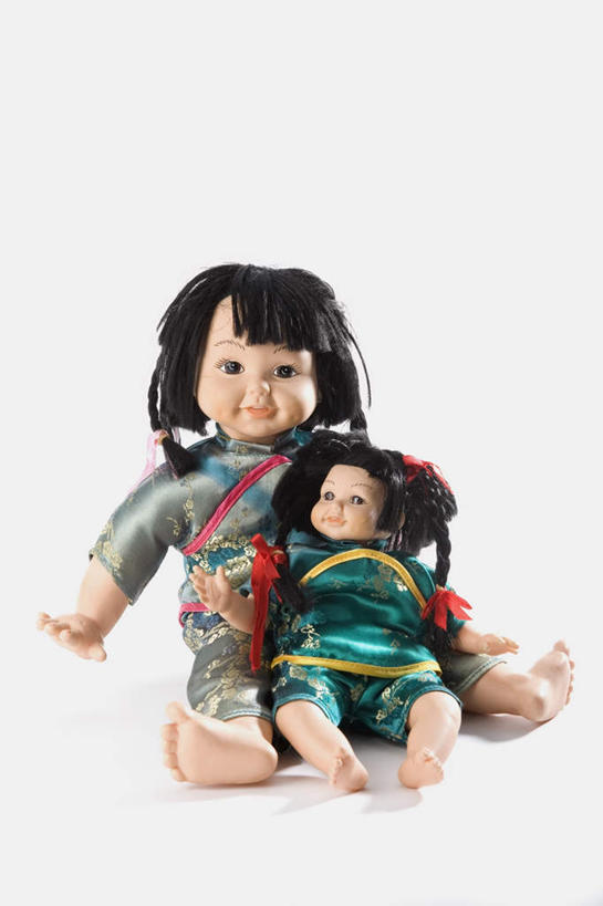 东方人,儿童,无人,两个人,坐,笑,微笑,竖图,室内,特写,白天,白色背景,正面,民族服装,游戏,纯洁,静物,玩具,亚洲,阴影,反射,影子,玩,注视,黄种人,娱乐,小孩,观察,看,靠,靠着,休闲,可爱,童年,童趣,益智,摄影,影棚,观看,活动,察看,发泄,关注,消遣,智力,童真,烂漫,无邪,宣泄,天真,女孩,女人,女性,亚洲人,玩耍,嬉戏,坐着,彩图,全身,影棚拍摄,传统服装,民俗服,拍摄,女生