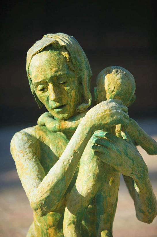 西方人,婴儿,儿童,无人,两个人,家庭,母亲,站,抱,竖图,室外,白天,正面,纯洁,雕塑,欧洲,欧洲人,阴影,朦胧,模糊,艺术,装饰,光线,雕刻,雕像,影子,注视,小孩,阳光,工艺品,观察,看,站着,温暖,温馨,一家人,可爱,母爱,童年,童趣,活泼,抱着,观看,纪念,美术,和睦,察看,搂着,关注,主题,宝宝,陈列,童真,纯真,烂漫,无邪,功能,美学,母婴,伶俐,天真,年轻女性,女人,女性,白种人,孩子,年轻人,搂,搂抱,站立,半身,彩图,融洽