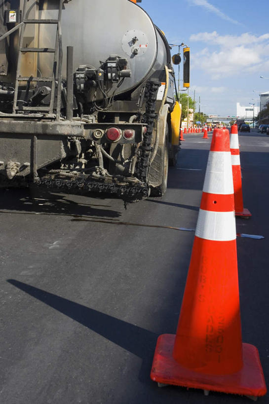 无人,竖图,室外,白天,正面,度假,美景,城市风光,城市,道路,卡车,路,公路,汽车,照明,阴影,分离,光线,影子,景观,云,云朵,灯光,交通,警告,云彩,娱乐,车,灯,蓝色,白云,蓝天,天空,阳光,灯具,交通工具,天,享受,休闲,景色,放松,警示,晴朗,车灯,尾灯,隔离,禁止,照亮,提醒,照明设备,提示,限制,载具,交通标志,路锥,交通锥,危险,晴空,马路,彩图