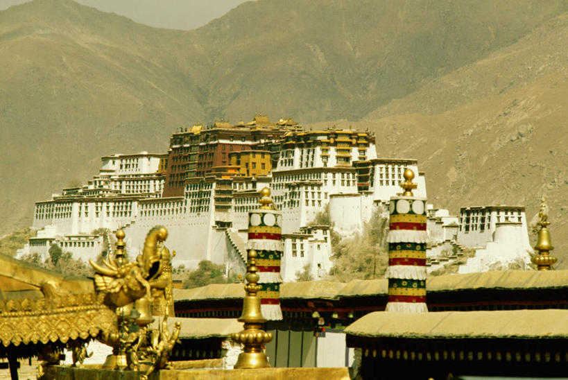 无人,宫殿,横图,室外,白天,正面,旅游,度假,石头,名胜古迹,山,山脉,标志建筑,地标,建筑,布达拉宫,中国,亚洲,阴影,节日,遗迹,光线,石子,瓦片,影子,屋顶,山顶,山峰,建筑群,山峦,顶棚,瓦,古迹,文化,文物,娱乐,建设,古建筑,拉萨,西藏,阳光,群山,祈祷,享受,休闲,健康,旅游胜地,放松,许愿,宗教,建造,佛教,信仰,纪念,祈求,藏,古文明,东亚,西藏自治区,屋瓦,首府,中华人民共和国,西南地区,拉萨市,释教,颠峰,极峰,第二普陀山,平安,石块,岩石,彩图