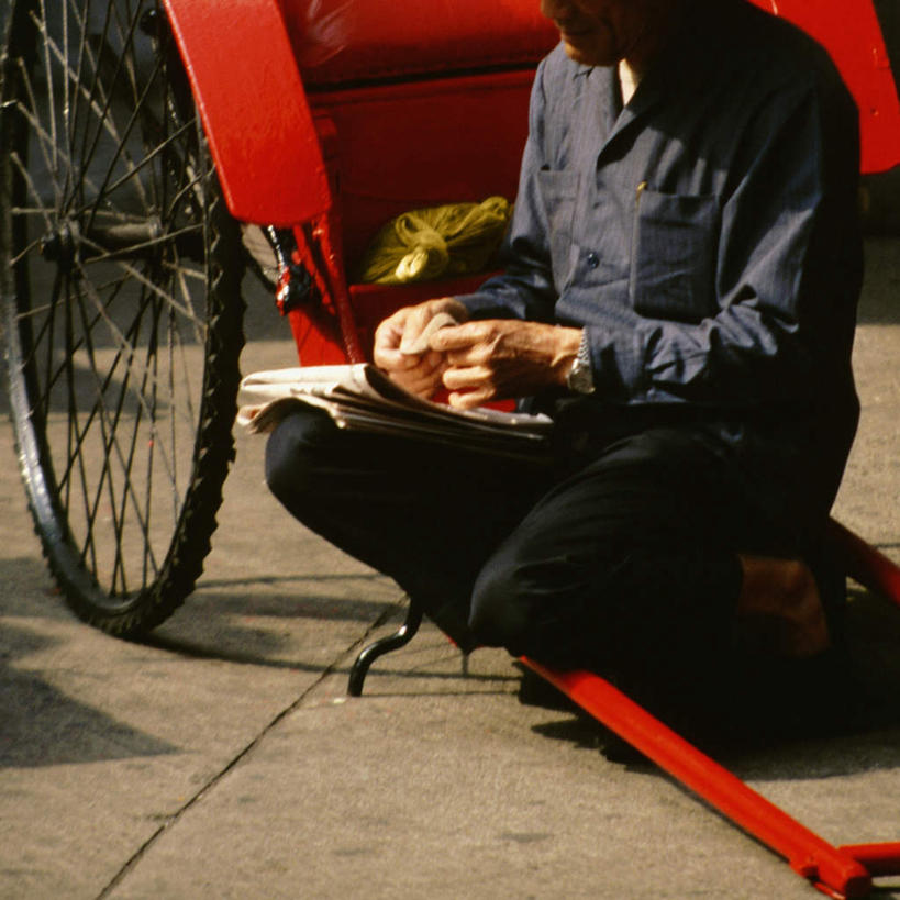 东方人,一个人,坐,方图,室外,白天,侧面,民族服装,阅读,报纸,亚洲,仅一个男性,仅一个人,仅一个中年男性,握,学习,阴影,服装,光线,影子,黄包车,拿,拿着,黄种人,车,衣服,阳光,交通工具,人力车,看,浏览,握着,服饰,衣着,穿着,载具,衣饰,男人,男性,中年男性,亚洲人,坐着,半身,彩图,传统服装,民俗服