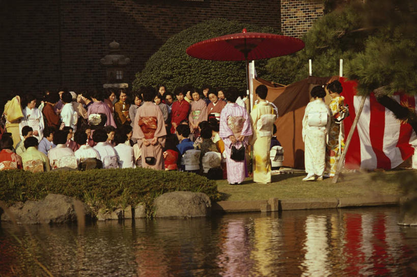 东方人,站,坐,横图,室外,白天,正面,民族服装,河流,水,植物,东京,日本,亚洲,和服,环保,伞,雨伞,遮阳伞,河水,水流,茶道,防护,许多人,注视,黄种人,文化,阳伞,树,树木,绿色,自然,观察,看,站着,一群人,服饰,生长,成长,观看,茶艺,环境,察看,太阳伞,关注,美好,美妙,间隔,东亚,东亚文化,本州,吴服,唐草,唐花,唐锦,关东地方,本州岛,日本国,东京都,礼法,修行,美观,雅观,绿篱,生篱,树篱,植篱,男人,男性,年轻男性,年轻女性,女人,女性,亚洲人,站立,坐着,半身,彩图,传统服装,民俗服,茶文化