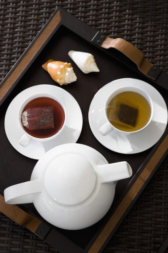 无人,竖图,俯视,室内,特写,白天,幸福,茶,桌面,桌子,杯子,餐具,木制,碟子,壶,盘,陶瓷,茶叶,陶瓷制品,娱乐,茶包,水壶,盘子,茶壶,木制品,容器,水杯,碟,享受,休闲,温馨,放松,乐趣,提神,舒适,袋泡茶,醒脑,茶杯,彩图,高角度拍摄