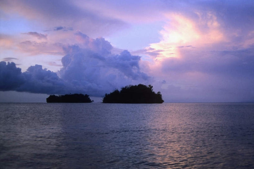 无人,横图,室外,白天,正面,旅游,度假,岛屿,海浪,海洋,石头,美景,日落,山,山脉,巴布亚新几内亚,阴影,光线,石子,影子,岛,景观,浪花,山顶,山峰,晚霞,霞光,落日,山峦,娱乐,倒影,阳光,自然,海水,黄昏,群山,享受,休闲,景色,彩霞,放松,倒映,自然风光,大洋洲,海景,沉积岩,颠峰,极峰,夕照,反照,巴布亚新几内亚独立国,水成岩,俾斯麦群岛,大海,风浪,海,海水的波动,近岸浪,列岛,群岛,石块,岩石,涌浪,诸岛,夕阳,彩图,俾斯麦海,斜阳