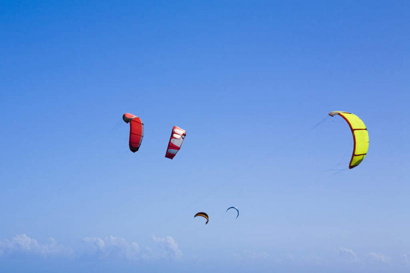 无人,横图,室外,白天,仰视,锻炼,旅游,度假,运动,岛屿,降落伞,美国,阴影,光线,影子,云,云朵,着陆,云彩,娱乐,蓝色,白云,蓝天,天空,阳光,天,享受,休闲,放松,晴朗,登陆,北美,北美洲,载具,室外运动,下降,美洲,降落,户外运动,佛罗里达,佛罗里达州,佛州,阳光州,北亚美利加洲,亚美利加洲,航空工具,减速器,列岛,群岛,诸岛,晴空,彩图,低角度拍摄,健身,基韦斯特,基维斯特,西礁岛