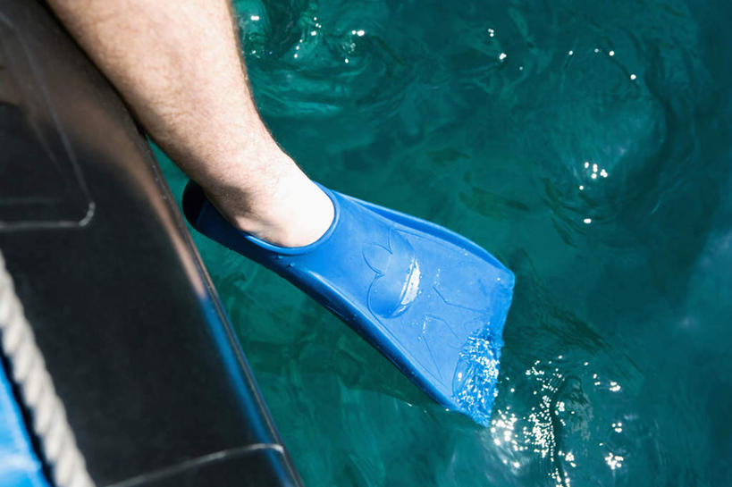 西方人,腿部,腿,一个人,坐,横图,俯视,室外,特写,白天,海浪,海洋,欧洲,欧洲人,仅一个男性,仅一个人,阴影,反射,影子,浪花,仅一个年轻男性,海水,脚蹼,海景,男人,男性,年轻男性,白种人,大海,风浪,海,海水的波动,近岸浪,涌浪,坐着,半身,彩图,高角度拍摄