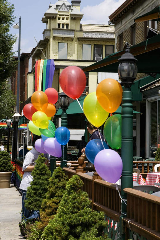 西方人,一个人,家,坐,竖图,彩色,室外,白天,正面,度假,游戏,美景,植物,城市风光,城市,玩具,欧洲,美国,欧洲人,仅一个男性,仅一个人,行人,游客,游人,阴影,服装,光线,影子,塑料,房屋,屋子,景观,云,云朵,公寓,首都,许多人,玩,云彩,注视,休闲装,娱乐,洋房,楼房,路人,旅客,住宅,树,树木,仅一个年轻男性,衣服,蓝色,绿色,白云,蓝天,天空,阳光,自然,气球,塑料制品,天,观察,看,一群人,享受,休闲,休闲服,充气玩具,橡胶,景色,放松,益智,服饰,生长,晴朗,成长,观看,活动,察看,北美,北美洲,发泄,关注,消遣,智力,咖啡店,美洲,咖啡屋,橡胶制品,华盛顿特区,华盛顿哥伦比亚特区,华府,北亚美利加洲,亚美利加洲,宣泄,过客,杜邦环岛,男人,男性,年轻男性,女人,女性,中年男性,中年女性,白种人,晴空,玩耍,嬉戏,坐着,半身,彩图,房子,咖啡馆