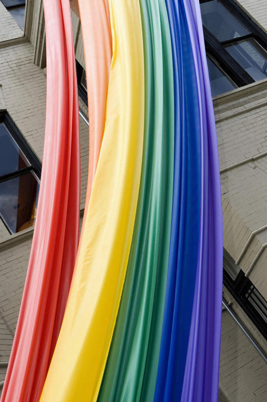 无人,家,竖图,彩色,室外,特写,白天,仰视,爱情,度假,美景,窗户,城市风光,城市,旗帜,飘扬,房屋,墙,屋子,景观,浪漫,娱乐,旗子,楼房,玻璃窗,墙壁,墙面,住宅,享受,休闲,温暖,温馨,景色,恩爱,放松,恋人,飘逸,和睦,飞扬,同性恋,旌旗,旗号,情侣,彩图,低角度拍摄,房子,彩虹旗,伴侣,融洽