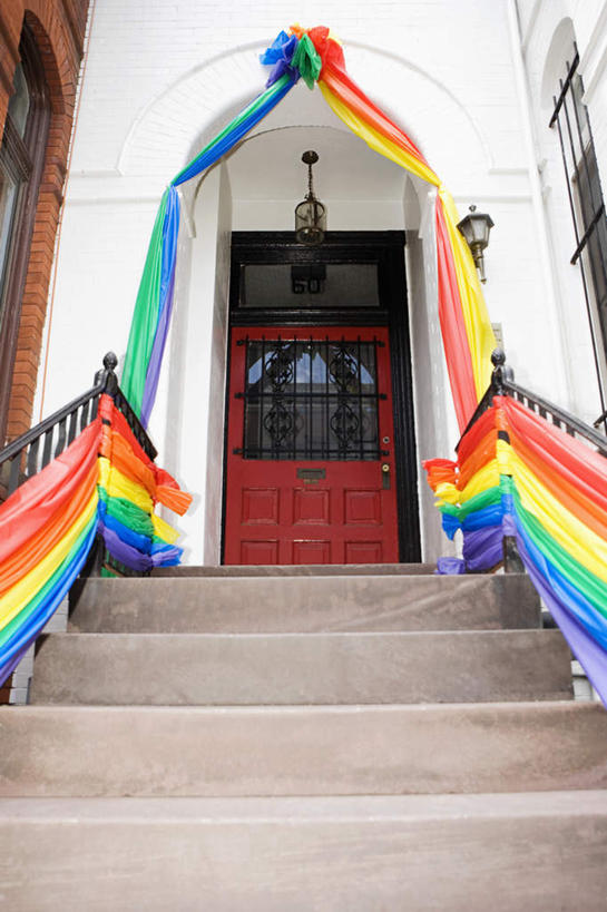 无人,家,栏杆,竖图,彩色,室外,白天,仰视,爱情,窗户,楼梯,门,旗帜,照明,扶手,房屋,阶梯,墙,屋子,公寓,灯光,浪漫,旗子,洋房,护栏,楼房,顶灯,玻璃窗,墙壁,墙面,台阶,住宅,灯,灯具,门框,温暖,温馨,恩爱,恋人,照亮,和睦,照明设备,同性恋,旌旗,旗号,情侣,彩图,低角度拍摄,房子,彩虹旗,伴侣,融洽