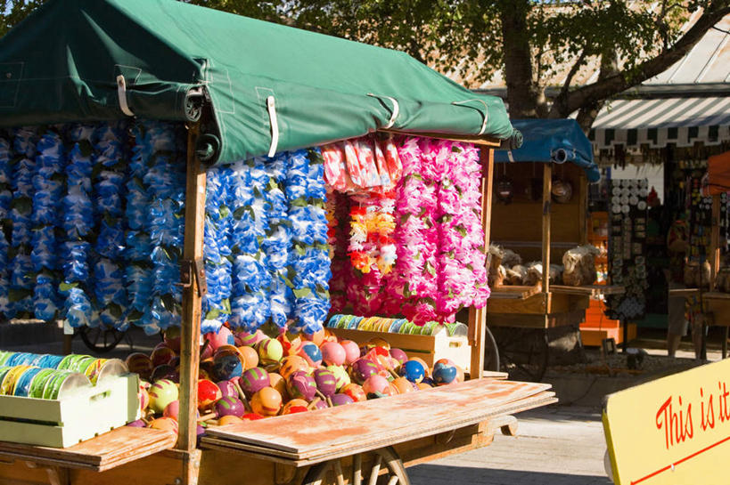 无人,商店,横图,室外,白天,正面,购物,度假,消费,岛屿,美景,植物,城市风光,超市,城市,商场,美国,阴影,装饰,光线,花环,影子,景观,娱乐,树,树木,绿色,阳光,自然,享受,休闲,景色,放松,金融,百货,生长,成长,华丽,修饰,点缀,北美,北美洲,美洲,选购,贸易,百货公司,佛罗里达,佛罗里达州,佛州,阳光州,北亚美利加洲,亚美利加洲,衬托,美观,雅致,雅观,血拼,列岛,群岛,诸岛,彩图,购物商场,购物中心,商业中心,基韦斯特,基维斯特,西礁岛