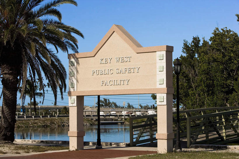 无人,栏杆,横图,室外,白天,正面,旅游,度假,岛屿,湖,湖泊,美景,水,植物,棕榈树,叶子,美国,阴影,光线,英文,标志,木板,文字,影子,字符,字母,湖面,景观,水流,水面,围栏,桥,绿叶,木桥,娱乐,标识,护栏,栈桥,树,树木,蓝色,绿色,蓝天,天空,阳光,自然,湖水,天,享受,休闲,嫩叶,景色,放松,生长,晴朗,成长,人行桥,木板桥,英文字母,北美,北美洲,自然风光,美洲,棕榈叶,佛罗里达,佛罗里达州,佛州,阳光州,万里无云,北亚美利加洲,亚美利加洲,叶,叶片,列岛,群岛,诸岛,晴空,晴空万里,彩图,基韦斯特,基维斯特,西礁岛