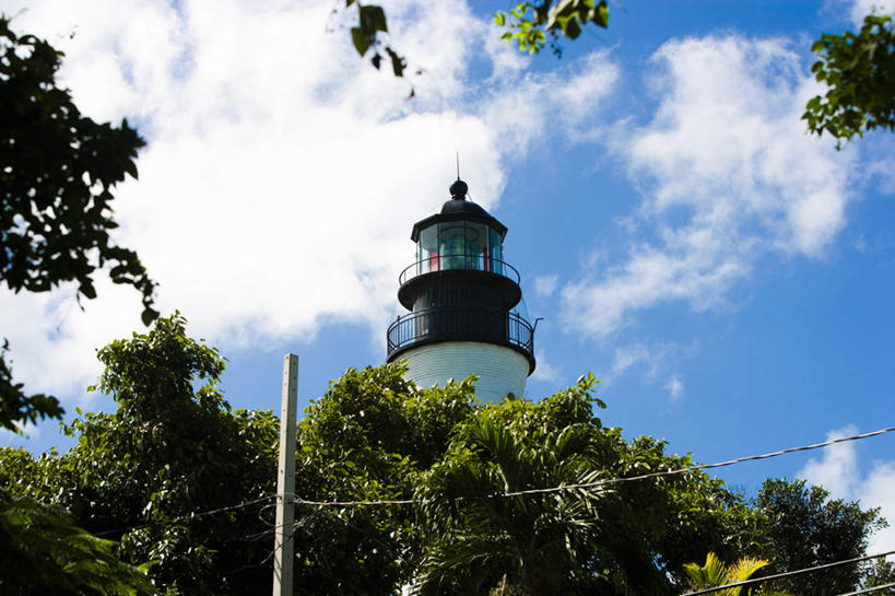 无人,横图,室外,白天,仰视,旅游,度假,岛屿,植物,标志建筑,道路,地标,建筑,美国,阴影,光线,信息,影子,云,云朵,灯塔,交通,云彩,方向,娱乐,建设,树,树木,蓝色,绿色,白云,蓝天,天空,阳光,自然,天,享受,休闲,旅游胜地,放松,生长,晴朗,成长,引导,指引,北美,北美洲,美洲,佛罗里达,佛罗里达州,佛州,阳光州,北亚美利加洲,亚美利加洲,航标,列岛,群岛,诸岛,晴空,彩图,低角度拍摄,导航,基韦斯特,基维斯特,西礁岛