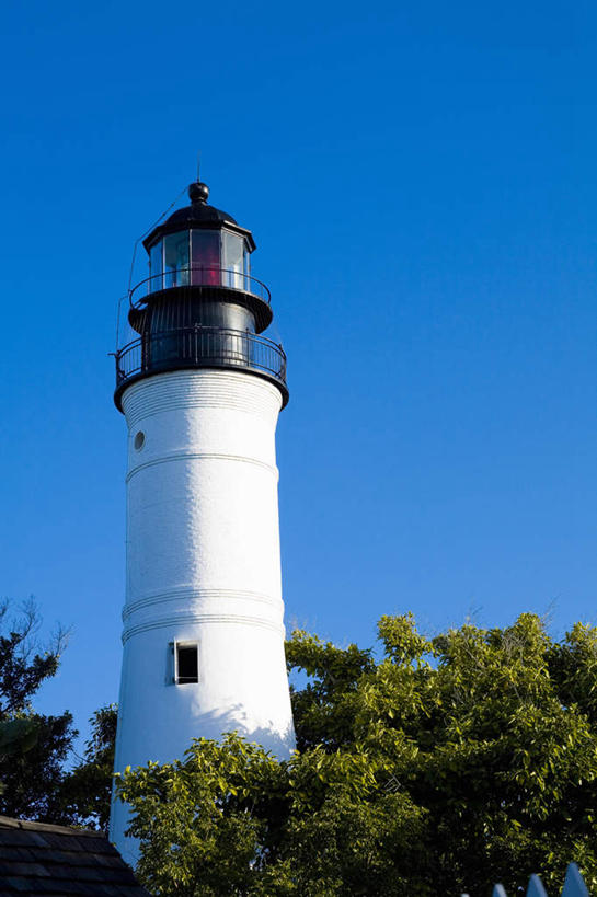 无人,竖图,室外,白天,仰视,旅游,度假,岛屿,植物,标志建筑,道路,地标,建筑,美国,阴影,光线,信息,影子,灯塔,交通,方向,娱乐,建设,树,树木,蓝色,绿色,蓝天,天空,阳光,自然,天,享受,休闲,旅游胜地,放松,生长,晴朗,成长,引导,指引,北美,北美洲,美洲,佛罗里达,佛罗里达州,佛州,阳光州,万里无云,北亚美利加洲,亚美利加洲,航标,列岛,群岛,诸岛,晴空,晴空万里,彩图,低角度拍摄,导航,基韦斯特,基维斯特,西礁岛