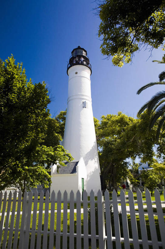 无人,竖图,室外,白天,仰视,旅游,度假,岛屿,植物,标志建筑,道路,地标,建筑,美国,阴影,光线,信息,影子,云,云朵,灯塔,交通,云彩,方向,娱乐,建设,树,树木,蓝色,绿色,白云,蓝天,天空,阳光,自然,天,享受,休闲,旅游胜地,放松,生长,晴朗,成长,引导,指引,北美,北美洲,美洲,佛罗里达,佛罗里达州,佛州,阳光州,北亚美利加洲,亚美利加洲,航标,列岛,群岛,诸岛,晴空,彩图,低角度拍摄,导航,基韦斯特,基维斯特,西礁岛