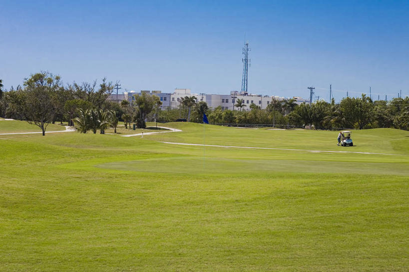 无人,横图,室外,白天,正面,旅游,度假,草地,草坪,岛屿,美景,植物,美国,阴影,光线,影子,景观,球场,娱乐,高尔夫球场,草,树,树木,蓝色,绿色,蓝天,天空,阳光,自然,交通工具,天,享受,休闲,景色,放松,生长,晴朗,成长,北美,北美洲,自然风光,载具,高尔夫车,美洲,绿茵场,佛罗里达,佛罗里达州,高尔夫球车,高尔夫观光车,高尔夫用品,佛州,阳光州,万里无云,北亚美利加洲,亚美利加洲,列岛,群岛,诸岛,晴空,晴空万里,彩图,基韦斯特,基维斯特,西礁岛
