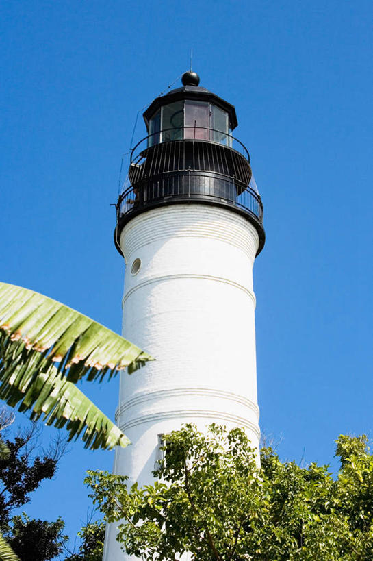 无人,竖图,室外,白天,仰视,旅游,度假,岛屿,植物,标志建筑,道路,地标,建筑,美国,阴影,光线,信息,影子,灯塔,交通,方向,娱乐,建设,树,树木,蓝色,绿色,蓝天,天空,阳光,自然,天,享受,休闲,旅游胜地,放松,生长,晴朗,成长,引导,指引,北美,北美洲,美洲,佛罗里达,佛罗里达州,佛州,阳光州,万里无云,北亚美利加洲,亚美利加洲,航标,列岛,群岛,诸岛,晴空,晴空万里,彩图,低角度拍摄,导航,基韦斯特,基维斯特,西礁岛