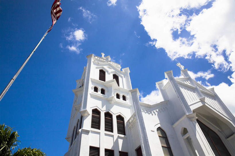 无人,教堂,横图,室外,白天,仰视,旅游,度假,岛屿,植物,标志建筑,地标,建筑,旗帜,国旗,美国,阴影,节日,光线,影子,云,云朵,云彩,文化,娱乐,建设,星条旗,树,树木,蓝色,绿色,白云,蓝天,天空,阳光,自然,天,祈祷,享受,休闲,健康,旅游胜地,放松,许愿,美国国旗,宗教,信仰,生长,晴朗,成长,纪念,祈求,北美,北美洲,基督教,天主教,美洲,信念,佛罗里达,佛罗里达州,佛州,阳光州,北亚美利加洲,亚美利加洲,平安,旗,列岛,群岛,诸岛,晴空,彩图,低角度拍摄,大教堂,礼拜堂,美利坚合众国国旗,基韦斯特,基维斯特,西礁岛