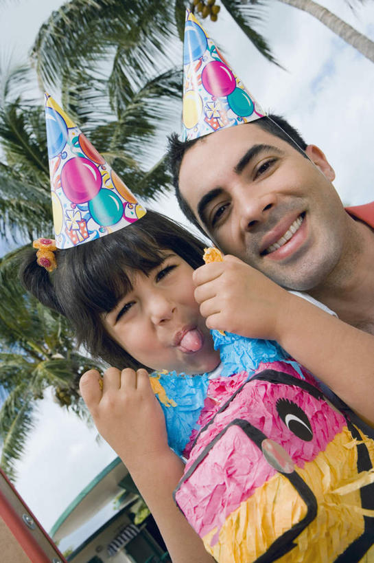 西方人,儿童,中年人,两个人,家庭,父亲,女儿,笑,微笑,露齿笑,竖图,室外,白天,仰视,游戏,快乐,纯洁,植物,棕榈树,帽子,玩具,叶子,欧洲,欧洲人,纸质,服装,绿叶,玩,注视,休闲装,娱乐,生日帽,树,树木,小孩,衣服,绿色,自然,观察,看,休闲,温暖,温馨,父女,一家人,休闲服,嫩叶,父爱,可爱,童年,童趣,服饰,生长,成长,观看,活动,和睦,察看,小丑帽,发泄,关注,消遣,智力,木马,童真,烂漫,无邪,棕榈叶,三角帽,狂欢帽,派对帽,聚会帽,纸帽,宣泄,天真,男人,男性,女孩,中年男性,白种人,孩子,叶,叶片,玩耍,嬉戏,半身,彩图,低角度拍摄,融洽,女生