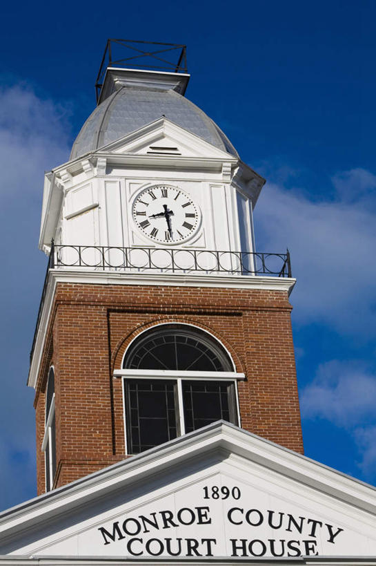 无人,竖图,室外,白天,仰视,旅游,度假,岛屿,标志建筑,地标,建筑,美国,阴影,时间,光线,英文,标志,时钟,文字,影子,字符,字母,云,云朵,法院,计时,云彩,娱乐,标识,建设,蓝色,白云,蓝天,天空,阳光,钟表,天,享受,休闲,表,旅游胜地,放松,晴朗,英文字母,法庭,北美,北美洲,美洲,佛罗里达,佛罗里达州,佛州,阳光州,北亚美利加洲,亚美利加洲,塔钟,钟,列岛,群岛,诸岛,晴空,彩图,低角度拍摄,基韦斯特,基维斯特,西礁岛