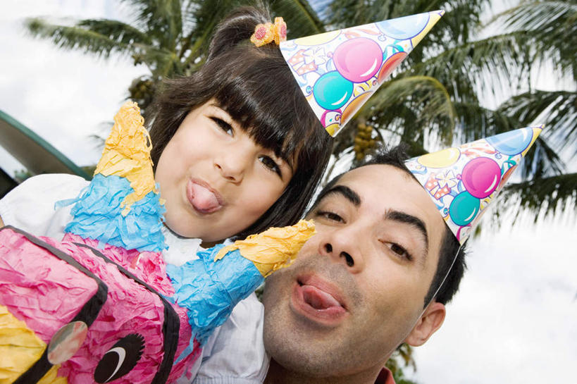 西方人,儿童,中年人,脸,头,脸颊,两个人,家庭,父亲,女儿,笑,微笑,露齿笑,横图,室外,特写,白天,仰视,游戏,快乐,纯洁,植物,棕榈树,帽子,玩具,叶子,欧洲,欧洲人,纸质,服装,绿叶,玩,注视,休闲装,娱乐,生日帽,肩膀,树,树木,小孩,衣服,绿色,自然,观察,看,休闲,温暖,温馨,父女,一家人,休闲服,嫩叶,父爱,可爱,童年,童趣,服饰,生长,成长,观看,活动,和睦,察看,小丑帽,发泄,关注,消遣,智力,木马,童真,烂漫,无邪,棕榈叶,三角帽,狂欢帽,派对帽,聚会帽,纸帽,宣泄,天真,男人,男性,女孩,中年男性,白种人,孩子,头部,脸部,脸蛋,面部,叶,叶片,玩耍,嬉戏,半身,彩图,低角度拍摄,融洽,女生