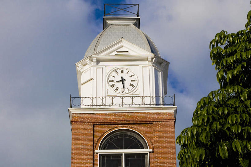 无人,横图,室外,白天,仰视,旅游,度假,岛屿,植物,标志建筑,地标,建筑,美国,阴影,时间,光线,时钟,影子,云,云朵,法院,计时,云彩,娱乐,建设,树,树木,蓝色,绿色,白云,蓝天,天空,阳光,自然,钟表,天,享受,休闲,表,旅游胜地,放松,生长,晴朗,成长,法庭,北美,北美洲,美洲,佛罗里达,佛罗里达州,佛州,阳光州,北亚美利加洲,亚美利加洲,塔钟,钟,列岛,群岛,诸岛,晴空,彩图,低角度拍摄,基韦斯特,基维斯特,西礁岛