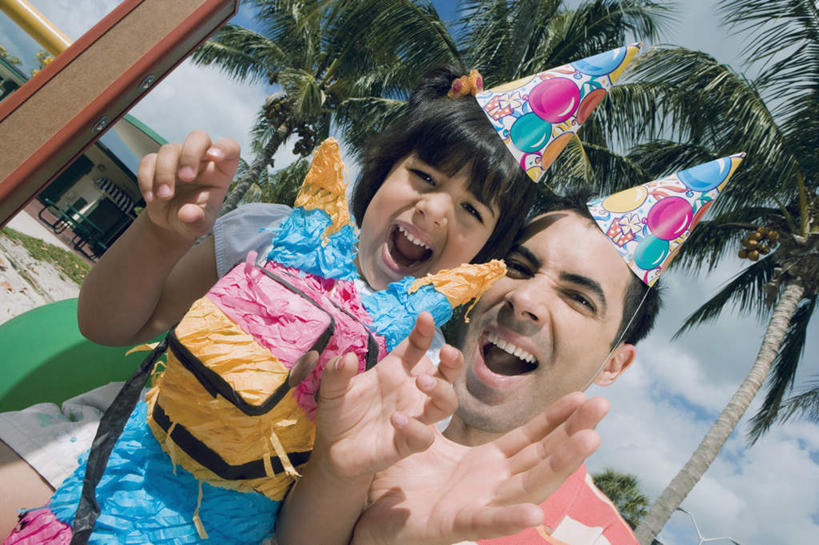 西方人,儿童,中年人,两个人,家庭,父亲,女儿,站,笑,微笑,露齿笑,横图,室外,白天,正面,游戏,快乐,纯洁,植物,棕榈树,帽子,玩具,叶子,欧洲,欧洲人,阴影,纸质,服装,光线,影子,云,云朵,绿叶,玩,云彩,注视,休闲装,娱乐,生日帽,树,树木,小孩,衣服,蓝色,绿色,白云,蓝天,天空,阳光,自然,天,观察,看,站着,休闲,温暖,温馨,父女,一家人,休闲服,嫩叶,父爱,可爱,童年,童趣,服饰,生长,晴朗,成长,观看,活动,和睦,察看,小丑帽,发泄,关注,消遣,智力,木马,童真,烂漫,无邪,棕榈叶,三角帽,狂欢帽,派对帽,聚会帽,纸帽,宣泄,天真,男人,男性,女孩,中年男性,白种人,孩子,叶,叶片,晴空,玩耍,嬉戏,站立,半身,彩图,融洽,女生