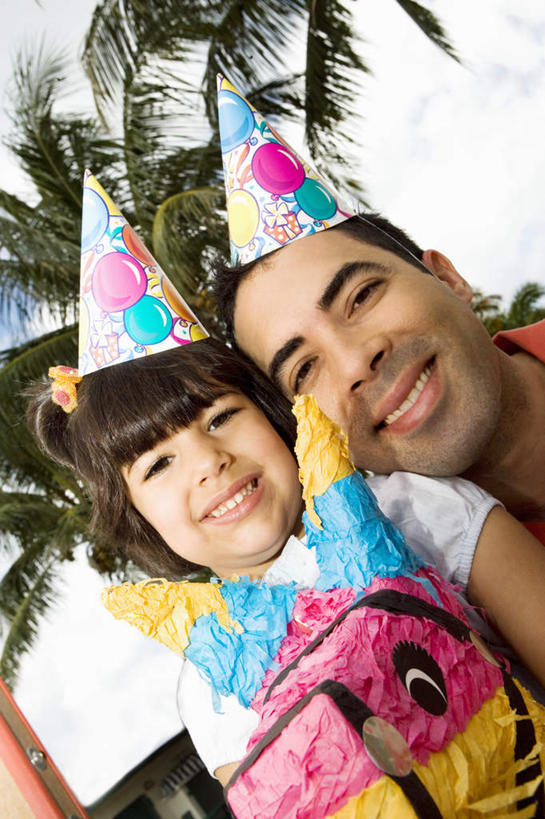 西方人,儿童,中年人,两个人,家庭,父亲,女儿,站,笑,微笑,露齿笑,竖图,室外,白天,正面,游戏,快乐,纯洁,植物,棕榈树,帽子,玩具,叶子,欧洲,欧洲人,阴影,纸质,服装,光线,影子,绿叶,玩,注视,休闲装,娱乐,生日帽,树,树木,小孩,衣服,蓝色,绿色,蓝天,天空,阳光,自然,天,观察,看,站着,休闲,温暖,温馨,父女,一家人,休闲服,嫩叶,父爱,可爱,童年,童趣,服饰,生长,晴朗,成长,观看,活动,和睦,察看,小丑帽,发泄,关注,消遣,智力,木马,童真,烂漫,无邪,棕榈叶,三角帽,狂欢帽,派对帽,聚会帽,纸帽,万里无云,宣泄,天真,男人,男性,女孩,中年男性,白种人,孩子,叶,叶片,晴空,晴空万里,玩耍,嬉戏,站立,半身,彩图,融洽,女生