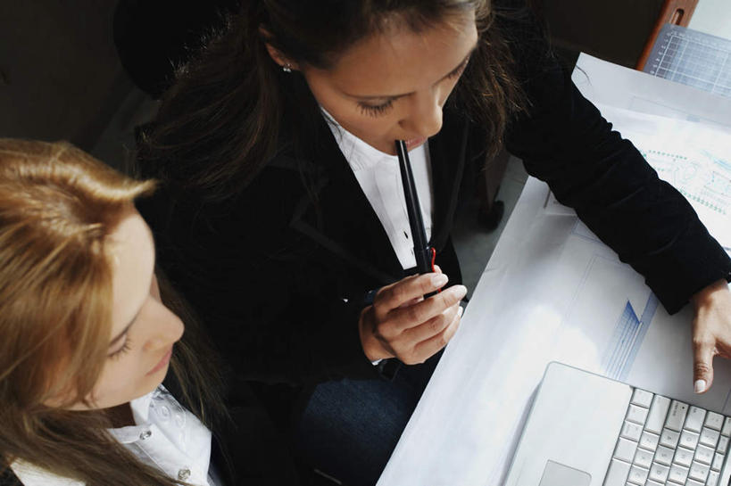 西方人,两个人,坐,横图,俯视,室内,白天,电脑,显示器,鼠标,键盘,桌面,桌子,欧洲,欧洲人,握,咬,阴影,朦胧,模糊,反射,网络,木制,笔,图纸,影子,办公用品,设计图,拿,拿着,注视,输入设备,通讯设备,水笔,文具,木制品,学习用品,低头,观察,看,台式电脑,握着,观看,文具用品,咬着,察看,关注,通信设备,工程图,草图,蓝图,输出设备,年轻女性,女人,女性,中年女性,白种人,设计,坐着,半身,彩图,高角度拍摄