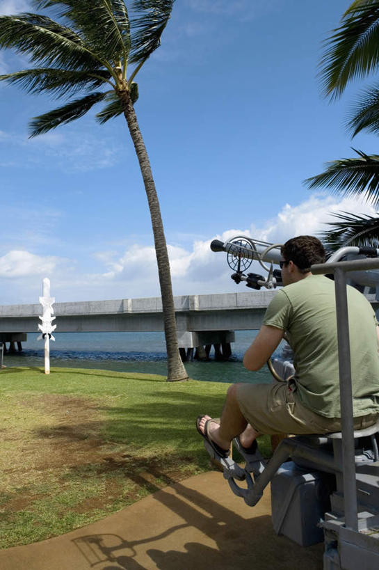 西方人,一个人,坐,竖图,室外,白天,旅游,度假,竞争,草地,草坪,岛屿,海浪,海洋,名胜古迹,植物,标志建筑,地标,建筑,棕榈树,叶子,夏威夷,欧洲,美国,欧洲人,仅一个男性,仅一个人,对抗,握,阴影,服装,遗迹,冲突,光线,影子,浪花,云,云朵,绿叶,云彩,休闲装,光脚,古迹,破坏,文物,娱乐,建设,古建筑,草,树,树木,仅一个年轻男性,背面,衣服,蓝色,绿色,白云,蓝天,天空,阳光,自然,海水,天,享受,休闲,赤脚,休闲服,嫩叶,大炮,武器,旅游胜地,放松,战争,握着,服饰,生长,晴朗,成长,损坏,北美,北美洲,珍珠港,攻击,威胁,对立,矛盾,兵器,美洲,防御,海景,古文明,棕榈叶,瓦胡岛,欧胡岛,欧湖岛,夏威夷州,爱洛哈之州,敌对,挫败,斗争,抗拒,抗衡,北亚美利加洲,亚美利加洲,杀伤,威慑,聚集之岛,危险,男人,男性,年轻男性,白种人,叶,叶片,大海,风浪,海,海水的波动,近岸浪,列岛,群岛,涌浪,诸岛,晴空,坐着,半身,彩图