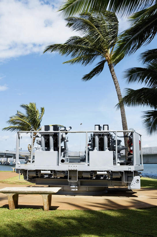 无人,竖图,室外,白天,正面,旅游,度假,竞争,草地,草坪,岛屿,海浪,海洋,名胜古迹,植物,标志建筑,地标,建筑,棕榈树,叶子,夏威夷,美国,对抗,阴影,遗迹,冲突,光线,影子,浪花,云,云朵,绿叶,云彩,古迹,破坏,文物,娱乐,建设,古建筑,草,树,树木,蓝色,绿色,白云,蓝天,天空,阳光,自然,海水,天,享受,休闲,嫩叶,大炮,武器,旅游胜地,放松,战争,生长,晴朗,成长,损坏,北美,北美洲,珍珠港,攻击,威胁,对立,矛盾,兵器,美洲,防御,海景,古文明,棕榈叶,瓦胡岛,欧胡岛,欧湖岛,夏威夷州,爱洛哈之州,敌对,挫败,斗争,抗拒,抗衡,北亚美利加洲,亚美利加洲,杀伤,威慑,聚集之岛,危险,叶,叶片,大海,风浪,海,海水的波动,近岸浪,列岛,群岛,涌浪,诸岛,晴空,彩图