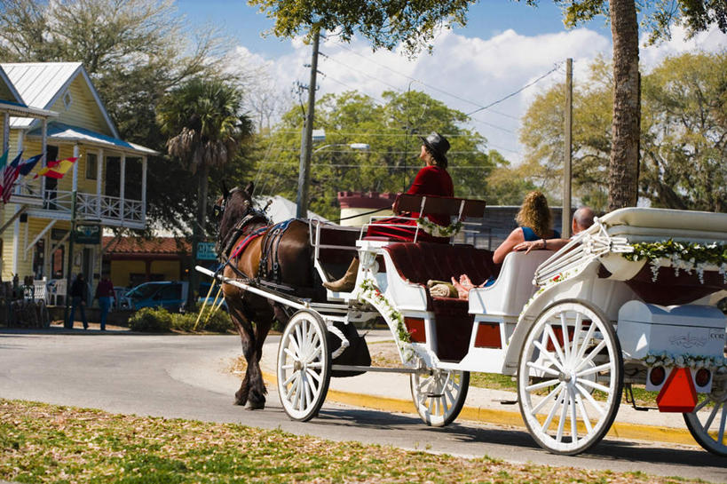 西方人,三个人,家,坐,横图,室外,白天,爱情,草地,草坪,植物,马,野生动物,欧洲,欧洲人,车夫,阴影,服装,光线,影子,房屋,屋子,云,云朵,公寓,马车,浪漫,云彩,休闲装,洋房,楼房,一匹,住宅,车,草,树,树木,背面,衣服,蓝色,绿色,白云,蓝天,天空,阳光,自然,动物,交通工具,天,驾驶,行驶,休闲,温暖,温馨,休闲服,恩爱,运输,恋人,服饰,牲畜,生长,晴朗,成长,操纵,和睦,控制,载具,操控,把持,男人,男性,年轻男性,年轻女性,女人,女性,白种人,情侣,晴空,坐着,彩图,全身,房子,伴侣,融洽