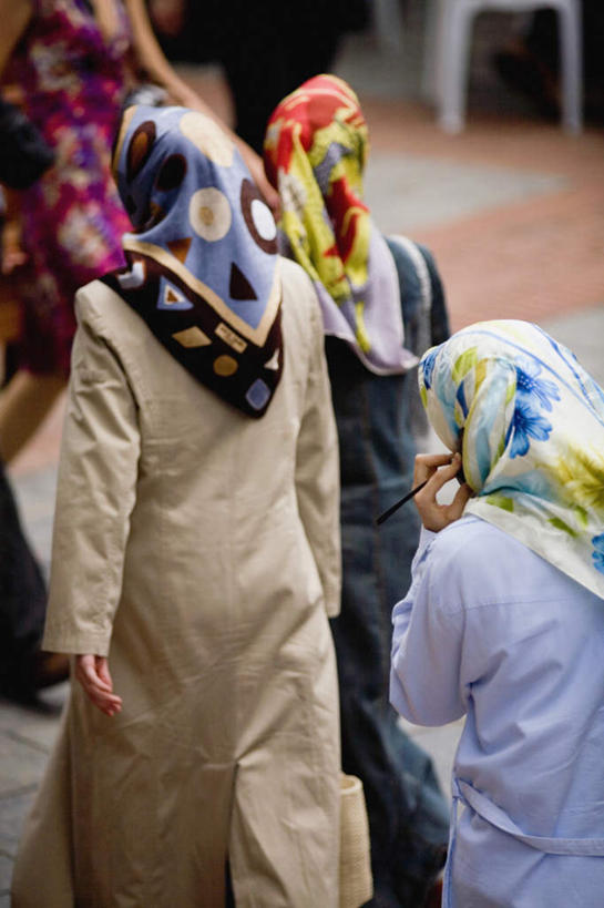 西方人,四个人,伙伴,朋友,走,说,打电话,竖图,俯视,室外,白天,民族服装,讨论,友谊,电话,手机,欧洲,欧洲人,握,服装,头巾,地面,拿,拿着,通讯设备,衣服,握着,服饰,衣着,穿着,衣饰,交流,友情,女人,女性,中年女性,白种人,步行,沟通,讲话,交谈,散步,商讨,说话,谈话,通话,走路,半身,彩图,高角度拍摄,传统服装,民俗服