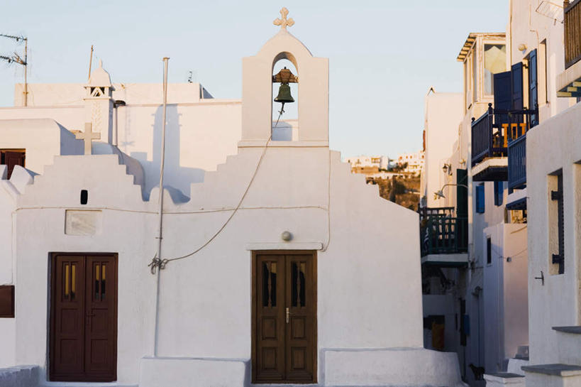 无人,家,教堂,横图,室外,白天,正面,旅游,度假,名胜古迹,标志建筑,地标,建筑,希腊,欧洲,阴影,节日,遗迹,时间,光线,时钟,影子,房屋,屋子,公寓,钟楼,计时,古迹,文化,文物,娱乐,建设,古建筑,洋房,楼房,住宅,祈愿,蓝色,蓝天,天空,阳光,钟表,天,祈祷,享受,休闲,健康,表,旅游胜地,放松,许愿,宗教,信仰,晴朗,纪念,祈求,信号,基督教,基克拉迪群岛,天主教,报时,信念,古文明,希腊共和国,万里无云,米克诺斯岛,召集,塔钟,基克拉泽斯群岛,鸣钟,平安,钟,晴空,晴空万里,彩图,房子,大教堂,礼拜堂