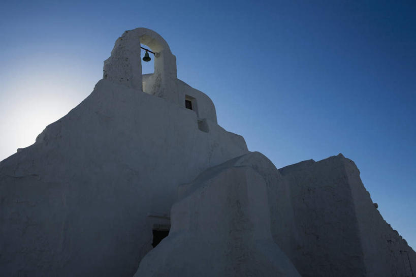 无人,教堂,栏杆,横图,室外,白天,仰视,旅游,度假,名胜古迹,楼梯,标志建筑,地标,建筑,希腊,欧洲,阴影,节日,遗迹,时间,光线,扶手,时钟,影子,阶梯,钟楼,计时,古迹,文化,文物,娱乐,建设,古建筑,护栏,台阶,祈愿,蓝色,蓝天,天空,阳光,钟表,天,祈祷,享受,休闲,健康,表,旅游胜地,放松,许愿,宗教,信仰,晴朗,纪念,祈求,信号,基克拉迪群岛,报时,信念,古文明,希腊共和国,万里无云,米克诺斯岛,召集,塔钟,基克拉泽斯群岛,鸣钟,平安,钟,晴空,晴空万里,彩图,低角度拍摄,大教堂,礼拜堂