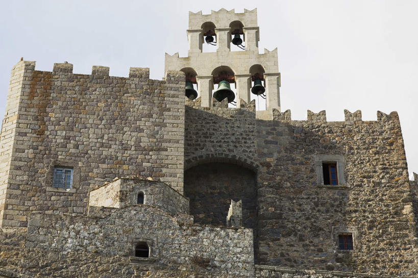 无人,横图,室外,白天,仰视,旅游,度假,名胜古迹,标志建筑,地标,建筑,希腊,欧洲,阴影,节日,遗迹,光线,影子,古迹,文化,文物,娱乐,建设,古建筑,祈愿,蓝色,蓝天,天空,阳光,天,祈祷,享受,休闲,健康,旅游胜地,放松,许愿,宗教,信仰,晴朗,纪念,祈求,信号,基督教,天主教,修道院,报时,信念,古文明,希腊共和国,万里无云,召集,神学院,修院,隐修院,鸣钟,佐泽卡尼索斯群岛,平安,钟,晴空,晴空万里,彩图,低角度拍摄,帕特莫斯岛