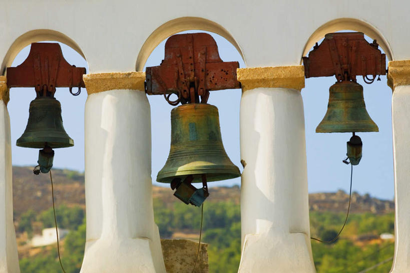 无人,教堂,横图,室外,白天,正面,旅游,度假,名胜古迹,森林,山,山脉,树林,植物,标志建筑,地标,建筑,希腊,欧洲,阴影,节日,遗迹,光线,影子,山峰,山峦,古迹,文化,文物,娱乐,建设,古建筑,树,树木,祈愿,蓝色,绿色,蓝天,天空,阳光,自然,群山,天,祈祷,享受,休闲,健康,旅游胜地,放松,许愿,宗教,信仰,生长,晴朗,成长,纪念,祈求,信号,基督教,天主教,报时,信念,古文明,希腊共和国,万里无云,召集,鸣钟,佐泽卡尼索斯群岛,平安,钟,晴空,晴空万里,彩图,大教堂,礼拜堂,帕特莫斯岛
