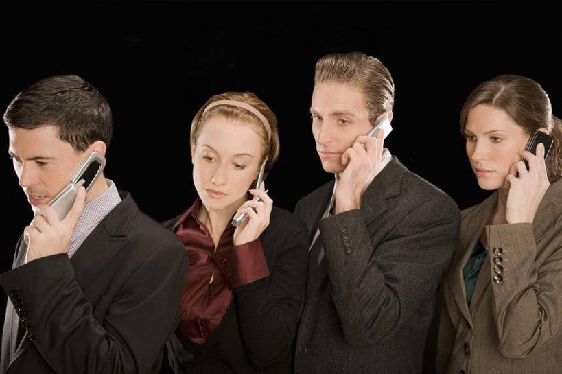西方人,四个人,同事,商务人士,商务男性,商务女性,站,打电话,横图,室内,白天,正面,衬衫,成功,合作,团队,集体,信心,电话,手机,欧洲,欧洲人,握,阴影,黑色背景,套装,装饰,反射,头饰,影子,领带,注视,通讯设备,队伍,发箍,发饰,饰品,观察,看,站着,握着,摄影,影棚,头箍,观看,华丽,修饰,点缀,察看,领导,象征,庄重,成就,关注,商务装,身份,合伙,领袖,发卡,工薪阶层,配饰,衬托,美观,雅致,雅观,正式,地位,四部,交流,男人,男性,年轻男性,年轻女性,女人,女性,白种人,白领,上班族,沟通,通话,站立,半身,彩图,影棚拍摄,衬衣,拍摄