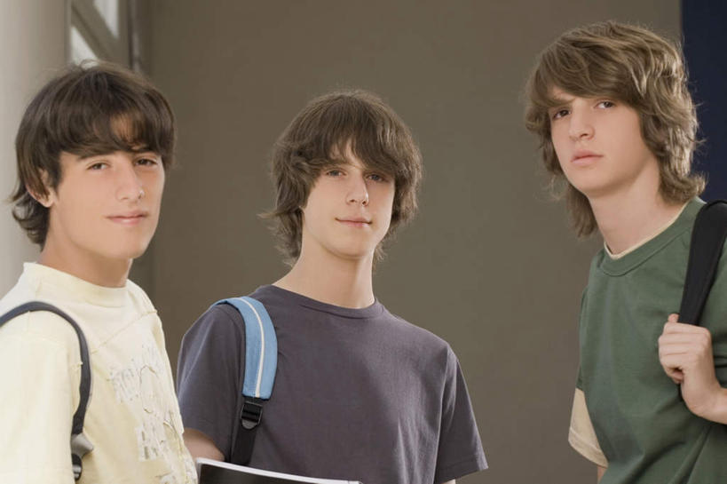 西方人,三个人,伙伴,朋友,站,笑,微笑,横图,室内,白天,正面,T恤衫,友谊,窗户,书籍,欧洲,欧洲人,握,服装,包,书包,墙,拿,T恤,拿着,注视,休闲装,玻璃窗,墙壁,墙面,衣服,背包,观察,看,站着,休闲,同学,休闲服,握着,服饰,观看,察看,校友,关注,同窗,学友,友情,男人,男性,年轻男性,白种人,书,图书,站立,半身,彩图,双肩包