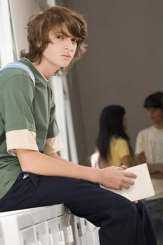 西方人,三个人,伙伴,朋友,坐,竖图,室内,白天,侧面,T恤衫,友谊,窗户,书籍,欧洲,欧洲人,握,服装,包,书包,墙,拿,T恤,拿着,扭头,注视,休闲装,玻璃窗,墙壁,墙面,衣服,背包,观察,看,转头,休闲,同学,休闲服,握着,服饰,观看,察看,校友,关注,同窗,学友,友情,男人,男性,年轻男性,年轻女性,女人,女性,白种人,书,图书,坐着,半身,彩图,双肩包